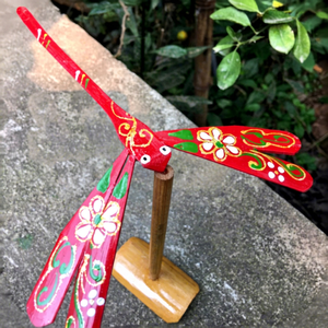 [BEST PRICE] Blue Lotus Farm Dragonfly en bambou peinte, jouet d'équilibre artisanal en bois, ornement de table, décoration de bureau, Vietnam - Product Image 1