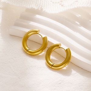 Pendientes de Aro Lisos y Sencillos de Acero Inoxidable Chapados en Oro de 18K, Pendientes de Aro Tipo Huggie para Mujer, Joyería de Moda en Oferta - Product Image 2