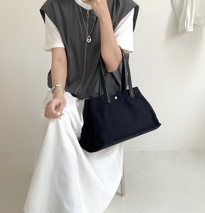 กระเป๋าผ้าแคนวาสทรงใหญ่จุของได้เยอะ พร้อมกระดุมปิด ดีไซน์สะพายไหล่ข้างเดียวแบบทันสมัย เหมาะสำหรับการเดินทางและช้อปปิ้ง - Product Image 2