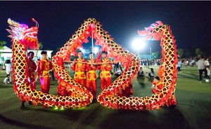 Costume de danse du <span class=keywords><strong>dragon</strong></span> <span class=keywords><strong>chinois</strong></span> traditionnel avec lumières LED Spectacle de danse du <span class=keywords><strong>dragon</strong></span> - Product Image 2