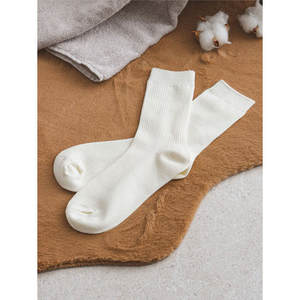 Chaussettes de golf blanches Monfoot pour femmes, longueur de cheville, style simple, broderie jacquard, nylon respirant, caractéristiques d'été thermulantes. - Product Image 1