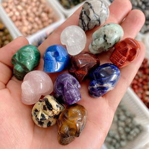 Calaveras de Cristal Talladas a Mano de Tamaño Pequeño en Fluorita, Cuarzo Rosa, Obsidiana y Cuarzo Transparente, Artesanías de Cristal para Regalo de Halloween - Product Image 2