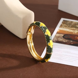 Pulsera de dijes apilables vintage para mujer, estilo Palacio, chapada en oro, de latón, con pétalos de esmalte líquido de color fresco y dulce - Product Image 4