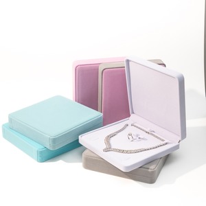 Caja de terciopelo personalizada para conjunto de collar y pendientes, caja de joyería de alta gama para conjunto de tres piezas. - Product Image 2