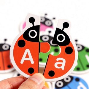 Jeu d'apprentissage interactif et créatif de l'alphabet : Ensemble de flashcards en bois sur le thème des animaux et des mots fréquents, avec poupées coccinelles - Product Image 3