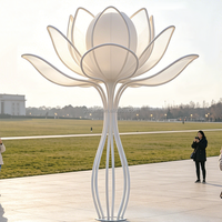 Sculpture lumineuse géante en forme de lotus à structure creuse (acier inoxydable + alliage d'aluminium + abat-jour en acrylique givré + LED RGB)