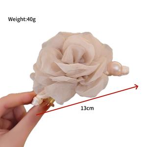 Pince à cheveux élégante en perles et fleurs en tissu pour femme, accessoire capillaire de type pince requin - Product Image 3