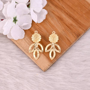 Pendientes de Botón Lisos de Latón Chapado en Oro de Alta Calidad, Pendientes Florales de Latón Chapado en Oro Hechos a Mano por Diseñadores, Fabricante de Joyería - Product Image 1