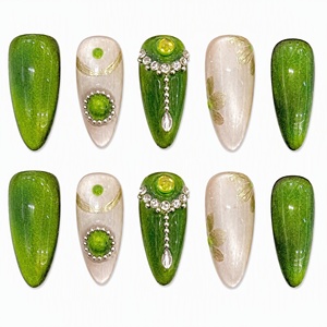Faux ongles verts faits à la main, forme amande, couvrance totale, avec colle, motif floral et gemmes pour les doigts - Product Image 1