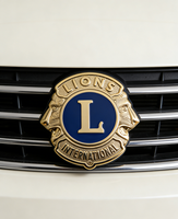 Emblema Metálico Antiguo Tradicional Lions International para Coche - Insignia Premium de Aleación de Zinc para Parrilla Delantera con Impresión UV y Kit de Montaje
