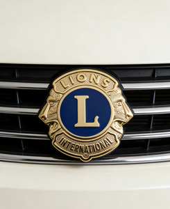 Emblema Metálico para Auto Lions International - Insignia Premium de Aleación de Zinc para Parrilla Delantera con Kit de Montaje, Logotipo Personalizable - Product Image 1