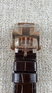 Le modèle Tourbillon amélioré présente un fond transparent en cristal de saphir et est résistant à l'eau jusqu'à 30 mètres. - Product Image 5