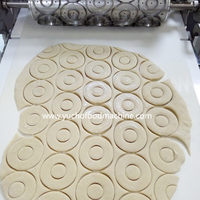 Machine à découper semi-automatique Yucho Donuts, différentes formes de découpe pour les beignets ronds, les beignets Berliner, les beignets en forme de cœur, les beignets Mochi