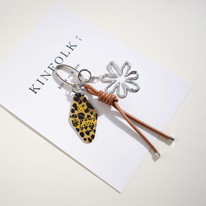 Porte-clés créatif DIY en acrylique en forme de fleur creuse, pendentif personnalisé pour sac, porte-clés tendance, cadeau pour couples et meilleurs amis - Product Image 4