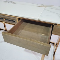 Table console minimaliste avec plateau en marbre et insert en cuir blanc, finition brillante, pieds en acier inoxydable, mobilier de salle à manger d'hôtel