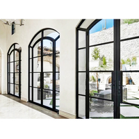 Porte double en verre décorative architecturale, design continu, couloir de villa, rangée de portes en verre double du sol au plafond
