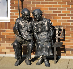 Statue en bronze bronze homme sur banc sculpture lecture avec petite fille - Product Image 6