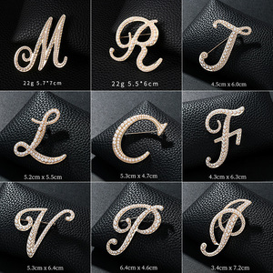 Broche de Letra Inicial com Pérola de Cristal, 26 Letras do Alfabeto, Broches de Liga de Zinco para Mulheres, Presente de Joias para Casamento e Festas - Product Image 4