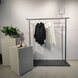 Rak Display logam hitam dekorasi marmer pakaian wanita kustom butik Desain Interior