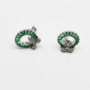 <span class=keywords><strong>Set</strong></span> di Gioielli Trendy in Argento Sterling S925 Placcato Rodio con Orecchini a Perno e Ciondolo a Forma di Ghirlanda Natalizia con Smeraldo Verde Baguette - Product Image 5