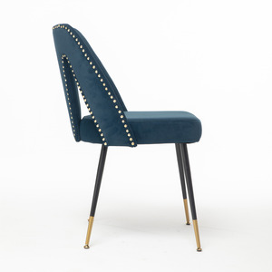 Chaise de salle à manger moderne en velours de la collection Akoya avec clous décoratifs et pieds en métal noir à pointes dorées - Product Image 4