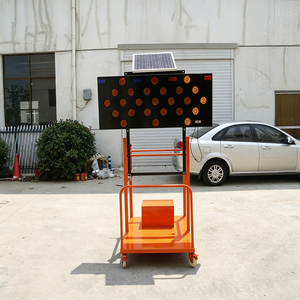 Remorque VMS (panneau d'affichage à messages variables) avec panneau directionnel à LED solaire, panneau de signalisation mobile à flèches ambre pour la circulation routière - Product Image 3