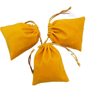 Petite pochette à cordon carrée en velours court 7x9cm personnalisée, réutilisable pour bijoux, montres, cosmétiques, emballage et rangement - Product Image 1