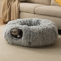 Tempat Tidur Kucing Terowongan Bulu Lembut 2 in 1 Bentuk Donat Bulat dengan Mainan Pom-pom Gantung, Terowongan Bermain Hewan Peliharaan yang Hangat dan Dapat Dilipat untuk Anjing