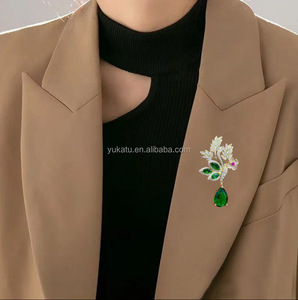 Broche de Flor de Aleación de Zinc Chapado en Oro con Cristales y Diamantes de Imitación para Mujer, Regalo de Compromiso y Boda, Uso Diario - Product Image 5