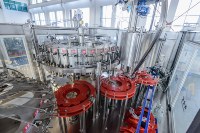 Ligne de production de remplissage isobare automatique de boissons gazeuses en bouteilles PET pour la vente directe