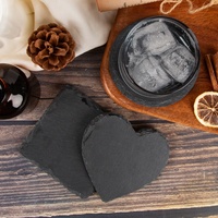Gloway Vente en gros Dessous de verre carré en vrac de 4 "naturel fait à la main avec cœur en pierre noire Dessous de verre rond en ardoise pour bar à boissons