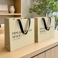 Sac shopping en papier jaune personnalisé avec poignée en ruban noir et logo pour la promotion de magasins de vêtements féminins, emballage en gros