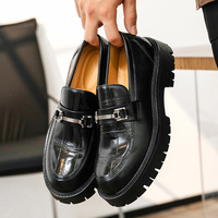 Chaussures pour hommes grandes tailles transfrontalières, mocassins décontractés style britannique, chaussures à enfiler tendance à semelle épaisse avec détails métalliques