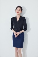 Chemise d'uniforme classique pour femmes, idéale pour les réceptionnistes d'hôtel et le personnel d'accueil en restauration.