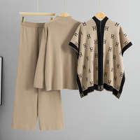 Nouvel ensemble trois pièces automne-hiver 2026 : Élégant manteau châle jacquard tissé à lettres + Haut uni + Pantalon tricoté large