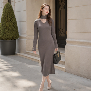 Elegante Vestido Midi de Punto con Cuello Alto y Abertura en V, Color Verde Oliva Sólido, Manga Larga, Transpirable, Grosor Estándar, Casual, Otoño - Product Image 3