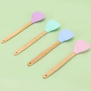 TDD BPA Free Butter Cake Pizza Pastry Cutter Dough Scraper Heart Shape Silicone Spatula With Wooden Handle