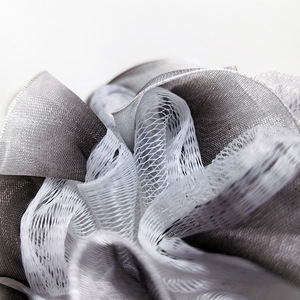 Éponge de bain exfoliante artisanale en organza dégradé Snow Veil - Product Image 3