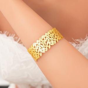 Bracelet en acier titane plaqué or 18 carats à motif géométrique, motif feuille large, bracelet unisexe tendance, bijoux - Product Image 3