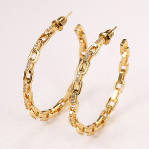 Orecchini a Cerchio con Catena Placcata Oro e Cristalli Incastonati, Gioielli di Tendenza per Feste, Accessorio Unisex - Product Image 1