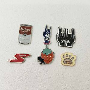 Broche personnalisée en émail dur 3D, motif vêtements, pailletée, mignonne, Kawaii, <span class=keywords><strong>dessin</strong></span> <span class=keywords><strong>animé</strong></span>, anime - Product Image 3