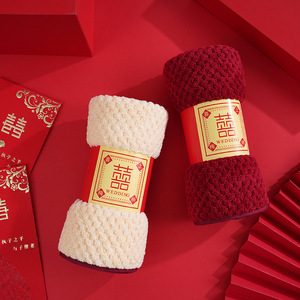 Serviettes de mariage en polaire corail rouge, pliées, avec motif Double Bonheur, pour cadeaux de remerciement de mariage et d'apport de dot. - Product Image 3