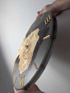 Reloj de Pared Moderno de Madera con Esfera Clásica de Números Romanos y Superficie Pulida Lisa, Elegante Reloj para Sala de Estar - Product Image 3
