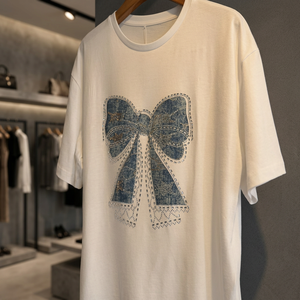 Camiseta de mujer con detalle de cinta, 100% algodón jersey, manga regular con detección de aguja - Product Image 3