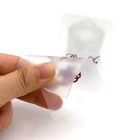 Étiquette de balançoire en plastique transparent personnalisée étiquette de vêtement en PVC étiquette de vêtement givrée étiquette translucide pour rideau