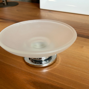 Bandeja de Baño Moderna de Vidrio Esmerilado con Base Cromada Pulida, Versátil para Encimera, Jabonera, Porta Joyas, Organizador Elegante - Product Image 4