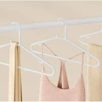 Cintres à vêtements en plastique PP de qualité supérieure, 2 crochets, fines attaches, blanc, épaisseur 0,2 po, gain de place, moulés par injection, marque personnalisée, paquet de 30/50