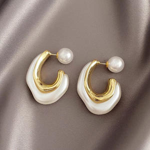 Boucles d'oreilles dorées E4776 avec fausses perles blanches, design géométrique, style minimaliste pour un usage quotidien féminin - Product Image 4