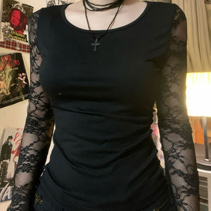 Camiseta de Mujer Negra de Encaje Transparente con Espalda Descubierta, Ajustada, de Manga Larga, Cuello Redondo, Elástica, de Malla, Sexy, Estilo Urbano - Product Image 1