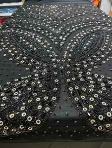 Tissu en dentelle à mailles perlées à la mode, brodé à la main avec des paillettes, parfait pour les robes et les robes de soirée - Product Image 2